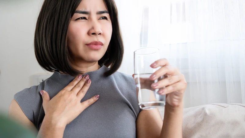 Sặc nước bọt là hiện tượng khá nhiều người gặp phải trong sinh hoạt hằng ngày