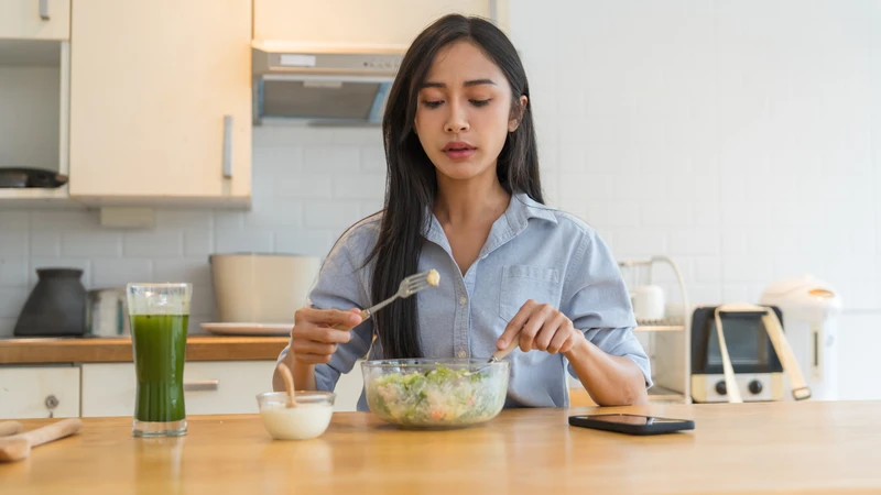 Để hạn chế sặc nước bọt, nên ăn chậm nhai kỹ