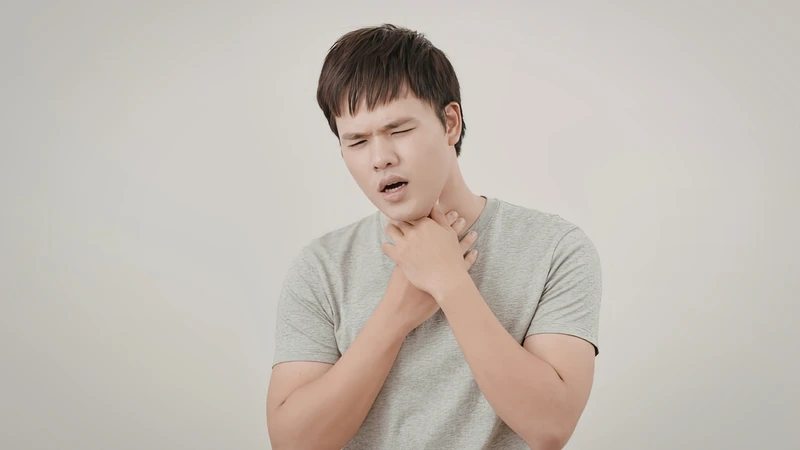 Sặc nước bọt là hiện tượng nước bọt đi nhầm vào đường thở thay vì xuống thực quản