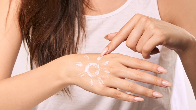 Sử dụng kem chống nắng trước khi ra ngoài