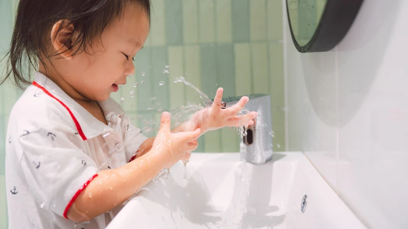 Rửa tay bằng xà phòng trước ăn, sau đi vệ sinh là biện pháp hàng đầu giúp phòng ngừa bệnh sán dải lùn