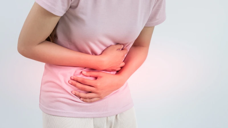 Người nhiễm sán dây cá có thể xuất hiện tình trạng đau bụng âm ỉ kéo dài