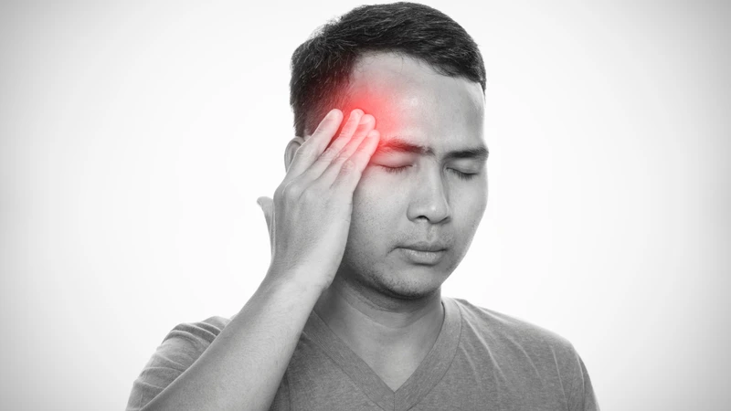 Đau đầu kéo dài có thể là một trong những triệu chứng thường gặp của bệnh sán dây thần kinh