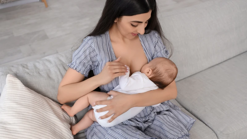 Cho bé bú cơ thể tiết oxytocin, tử cung co bóp mạnh hơn và sản dịch có thể tăng