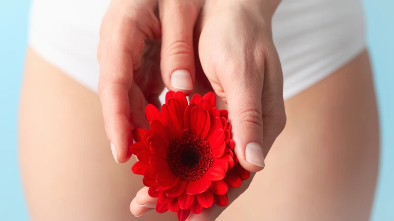 Thay băng vệ sinh thường xuyên và giữ vùng kín khô thoáng giúp giảm nguy cơ viêm nhiễm