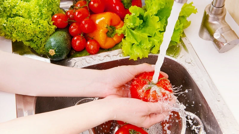Rửa sạch rau củ quả và ăn chín uống sôi là những biện pháp đơn giản giúp phòng ngừa nhiễm sán lợn gạo