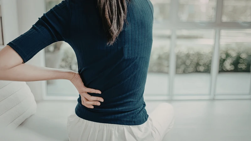 Giãn cơ nhẹ giúp giảm đau lưng dưới sau khi ngủ