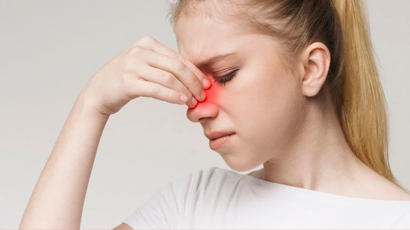 Dịch từ mũi xoang chảy xuống họng có thể gây cảm giác vướng đờm