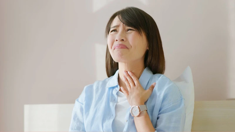 "Sáng ngủ dậy hay có đờm ở cổ có sao không?" là thắc mắc được nhiều người quan tâm