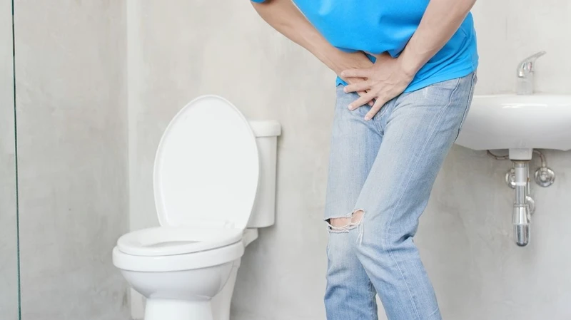 Nhiễm trùng đường tiết niệu có thể gây tiểu buốt và nước tiểu đục