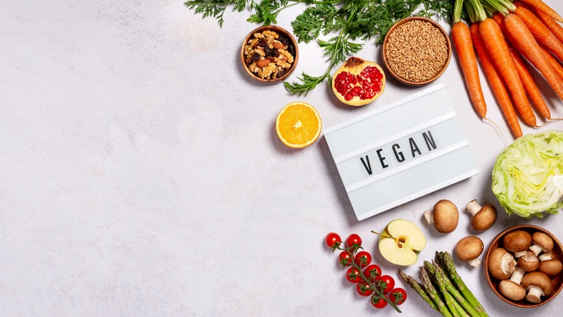 Do nguồn sắt từ thực vật khó hấp thu hơn sắt từ động vật, nên người ăn thuần chay cần bổ sung sắt dạng dễ hấp thu