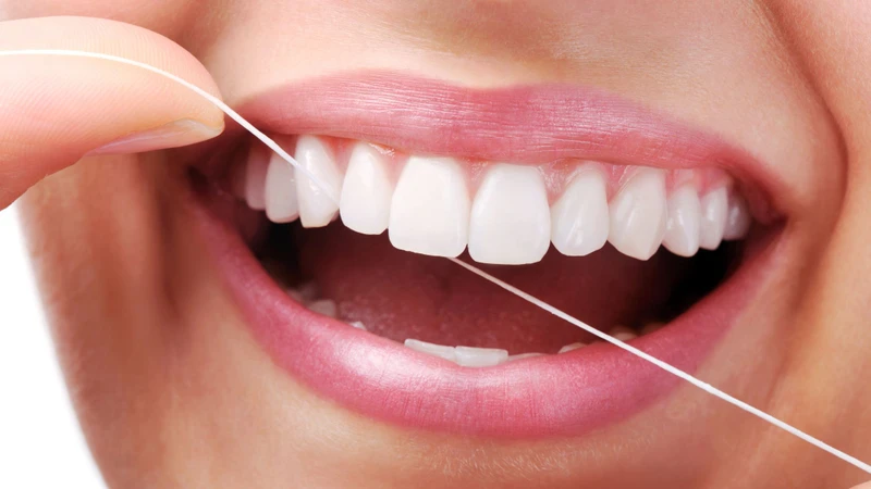 Ngay sau bữa ăn, nên sử dụng chỉ nha khoa làm sạch kẽ răng nhằm loại bỏ mảng bám nằm sâu giữa hai răng