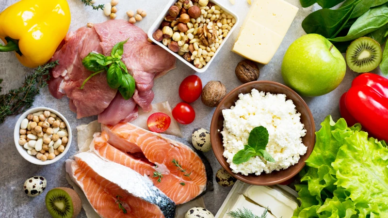 Ưu tiên thực phẩm đa dạng, giàu protein, vitamin, khoáng chất và uống đủ nước