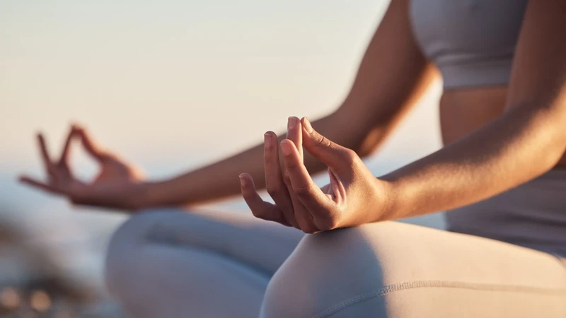Giữ tinh thần thoải mái, kết hợp thiền hoặc yoga giúp giảm stress và hạn chế nguy cơ tiêu chảy sau chuyển phôi