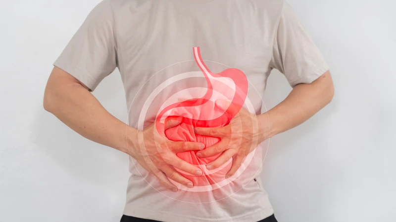 Cảm giác đầy hơi, chướng bụng là dấu hiệu thường gặp sau khi ăn hải sản