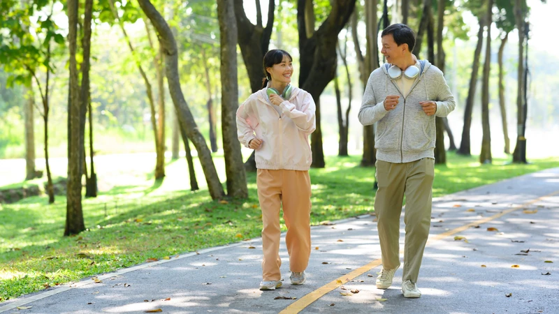Đi bộ nhẹ nhàng sau bữa ăn là một cách đơn giản để hỗ trợ tiêu hóa
