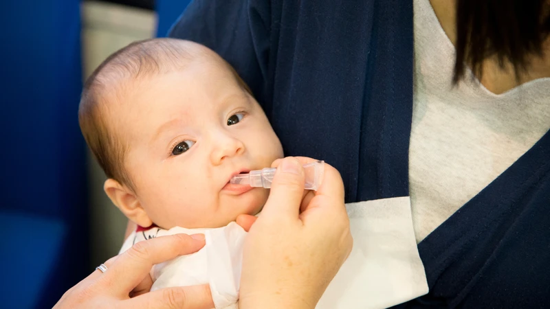 Theo dõi sức khỏe của trẻ sau khi uống vắc xin giúp phát hiện sớm các dấu hiệu bất thường