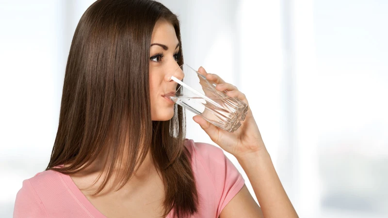 Sau khi giác hơi nên uống nhiều nước ấm để hỗ trợ quá trình đào thải