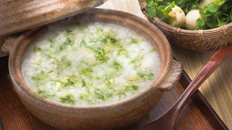 Ưu tiên thực phẩm mềm, lỏng, dễ nuốt như cháo giúp tránh tác động cơ học lên vết thương, ngăn chảy máu