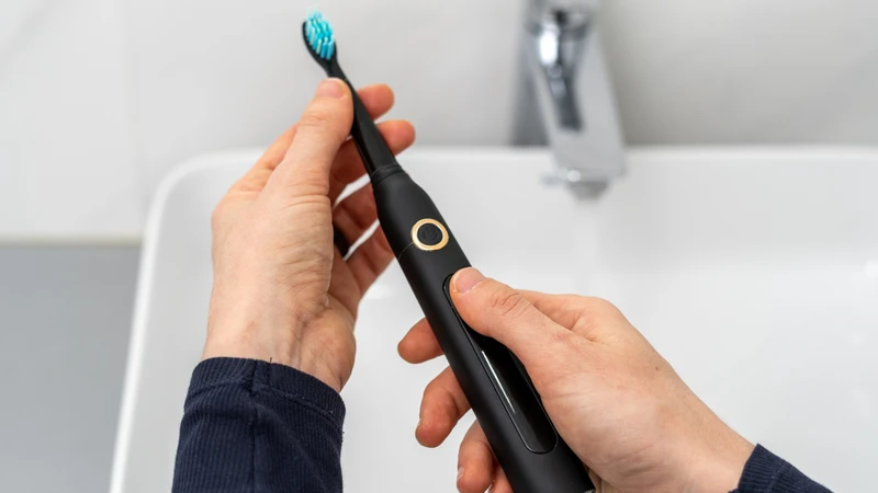 Tránh dùng bàn chải điện hoặc chải răng mạnh sau nhổ răng khôn