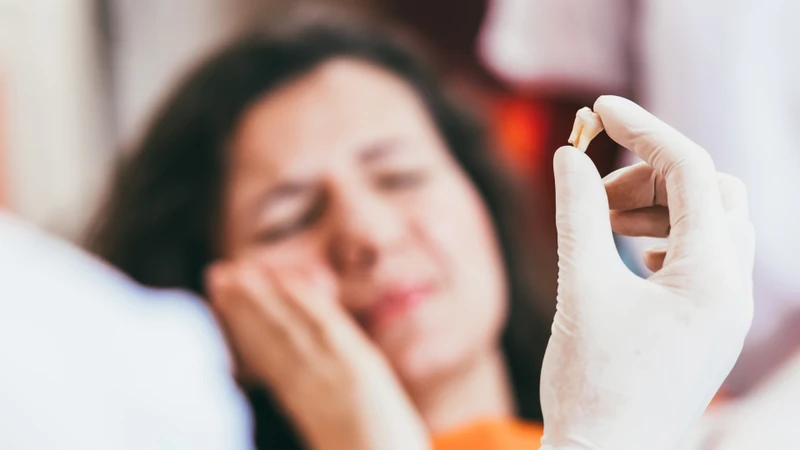 Sau khi nhổ răng khôn nên cắn gạc đúng cách để hỗ trợ cầm máu