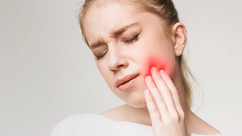 Bạn phải đi khám ngay nếu như chảy máu không ngừng sau 48 giờ, đau nhức dữ dội dù đã uống thuốc