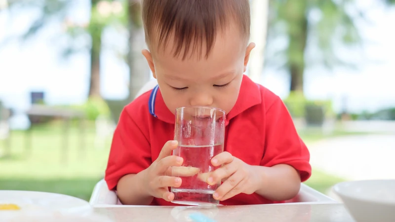 Nước là thức uống tốt nhất cho trẻ trong bữa ăn và suốt cả ngày