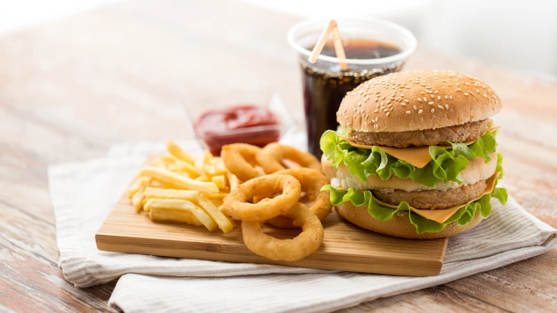 Đồ ăn nhanh và thực phẩm đóng gói sẵn có thể làm chậm quá trình hồi phục sau điều trị ung thư vú