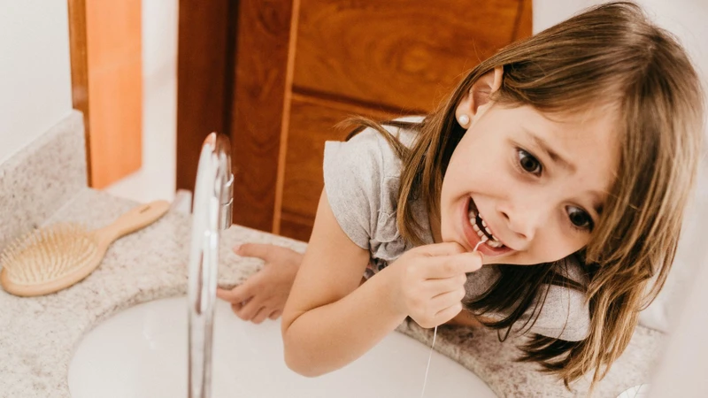 Mảng bám tạo điều kiện cho vi khuẩn làm tổn thương răng hình thành sâu răng