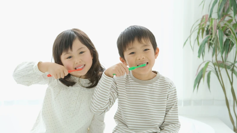 Tập thói quen chăm sóc răng miệng cho trẻ