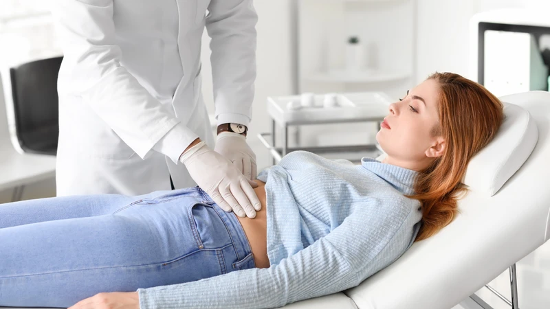 Nên đi tái khám nếu gặp tình trạng đau bụng dưới dữ dội, cơn đau quặn thắt