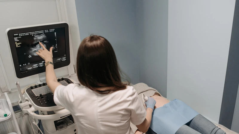 Trong trường hợp máu ra nhiều hoặc kéo dài, cần đến bệnh viện ngay để kiểm tra