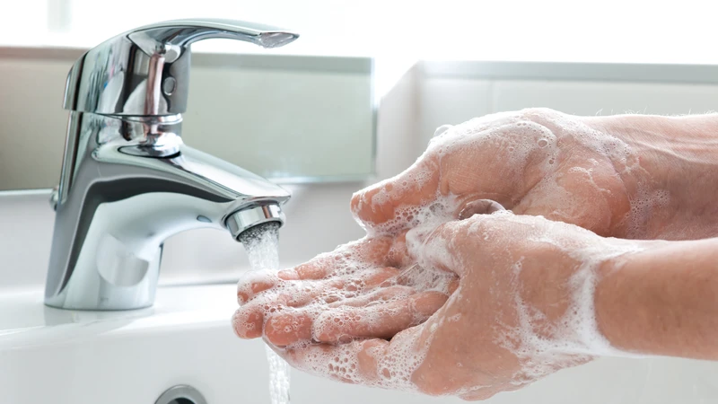 Nên rửa tay kỹ bằng xà phòng trước khi ăn, sau khi đi vệ sinh và sau khi thay tã cho bé