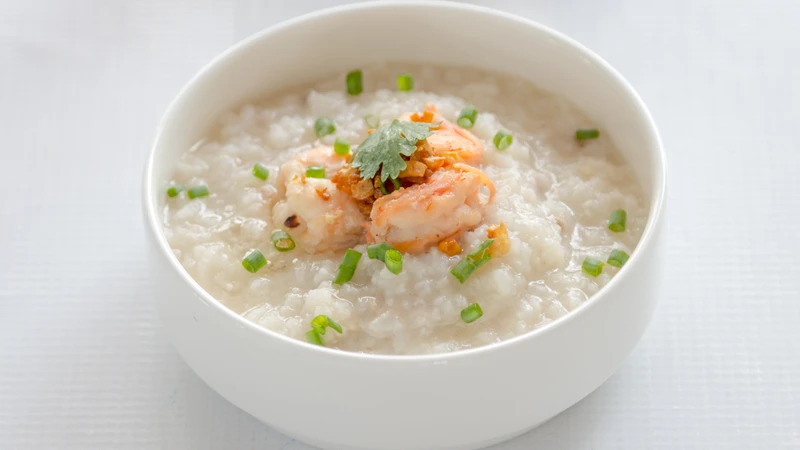 Mẹ sau sinh vẫn nên ưu tiên các món cháo nấu từ thực phẩm tươi, đa dạng và giàu dinh dưỡng