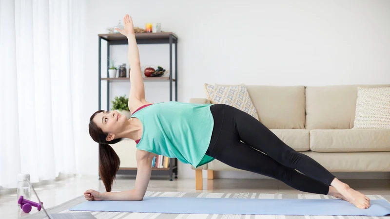Bắt đầu với plank nhẹ giúp cơ thể thích nghi sau sinh