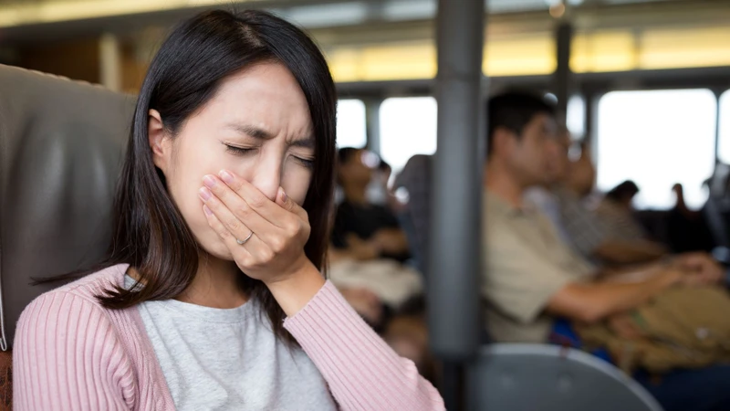 Buồn nôn và nôn thường xuất hiện sớm và có thể tăng dần theo thời gian di chuyển