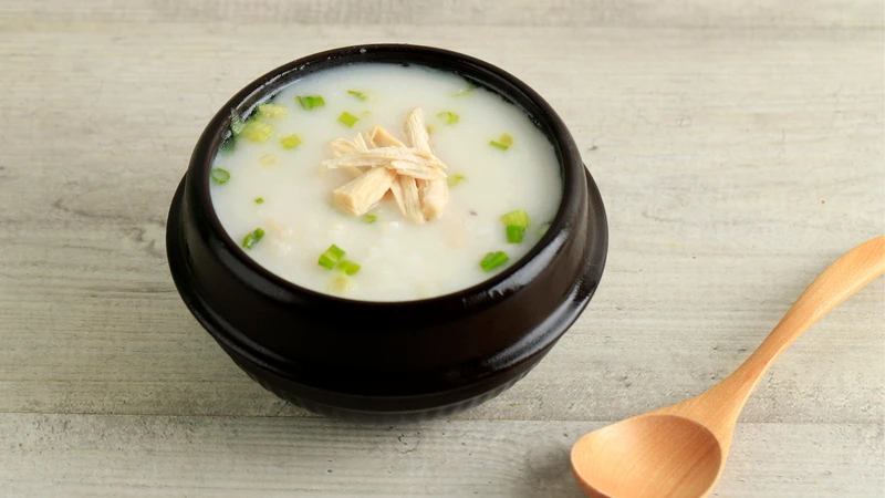 Cháo gà là món ăn mềm, dễ nuốt, cung cấp năng lượng và protein, phù hợp khi người bệnh mệt hoặc ăn uống kém