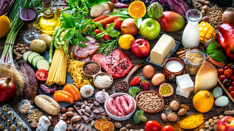 Ưu tiên chế độ ăn đa dạng, cân đối và hạn chế thực phẩm chế biến sẵn