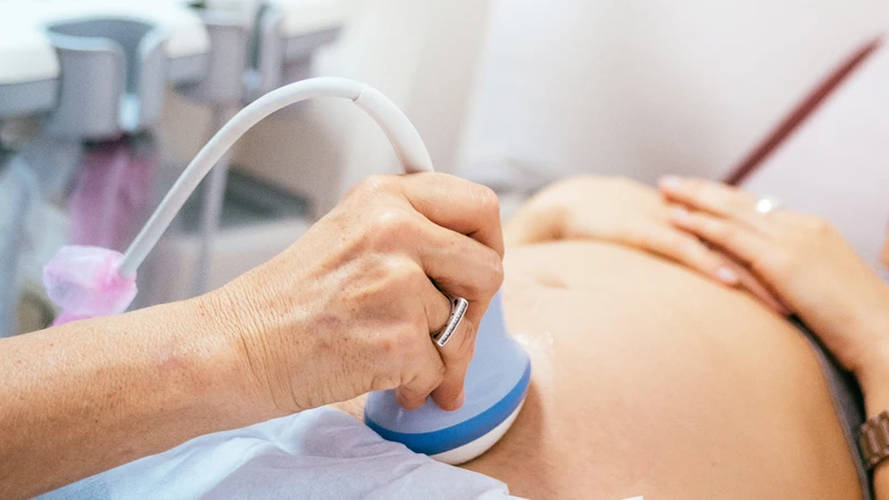 Bác sĩ thực hiện siêu âm thai để đánh giá sức khỏe thai nhi và tình trạng nước ối