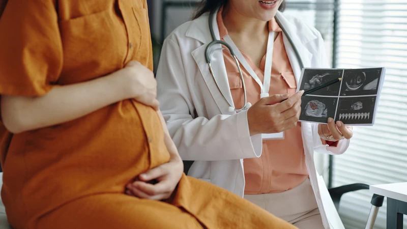 Mẹ bầu cần thảo luận kỹ với bác sĩ về kết quả siêu âm và các xét nghiệm cần thiết