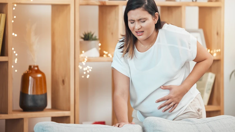 Cơn đau bụng dữ dội, gò tử cung xuất hiện đều đặn và tăng dần có thể là dấu hiệu bất thường