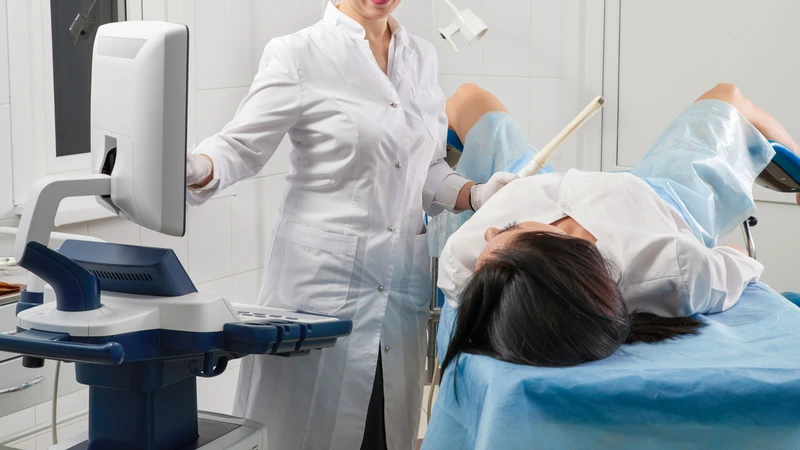 Bác sĩ thực hiện siêu âm đầu dò để chẩn đoán chính xác tình trạng bệnh