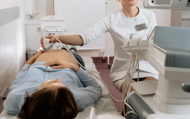 Siêu âm độ mờ da gáy là kỹ thuật siêu âm đo độ dày của lớp dịch tích tụ dưới da ở vùng gáy, giúp phát hiện các bất thường nhiễm sắc thể