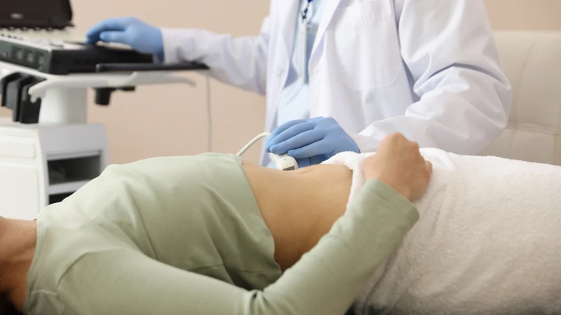 Theo dõi bảo tồn bằng siêu âm định kỳ mỗi 6 - 12 tháng trong 2 năm đầu nếu polyp có kích thước < 6 mm, không có triệu chứng và không kèm yếu tố nguy cơ ác tính