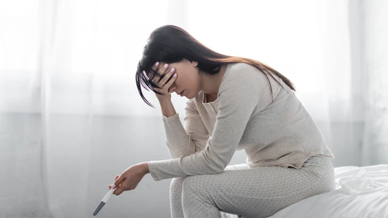 Dịch trong tử cung có thể cản trở phôi làm tổ, ảnh hưởng khả năng mang thai tự nhiên