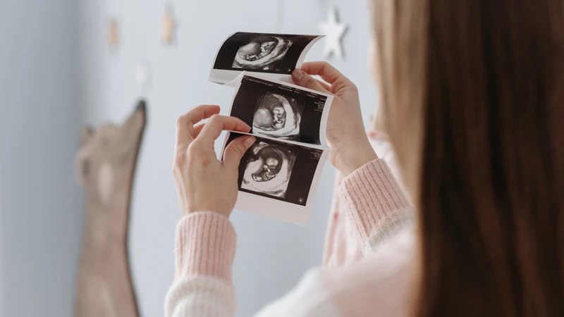 Mẹ bầu hạnh phúc khi được nhìn thấy con qua màn hình siêu âm
