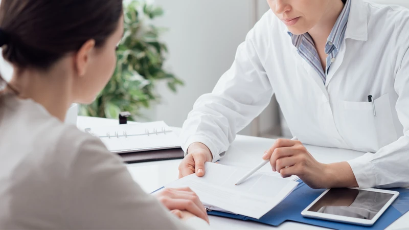 Bác sĩ giải thích cho mẹ bầu về quy trình siêu âm