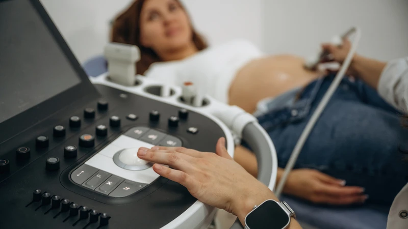 Mẹ bầu nên mặc trang phục rộng rãi, thoải mái, ưu tiên áo quần riêng để thuận tiện khi siêu âm