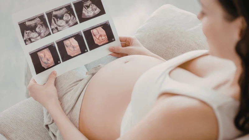 Mẹ bầu hạnh phúc khi nhìn thấy hình ảnh con yêu qua màn hình siêu âm