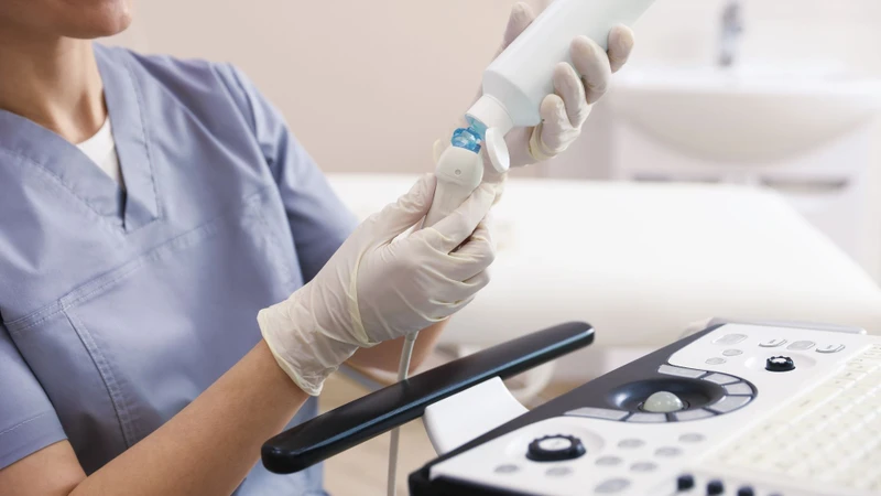 Bác sĩ sẽ sử dụng gel khi siêu âm tim để giúp sóng âm truyền tốt hơn